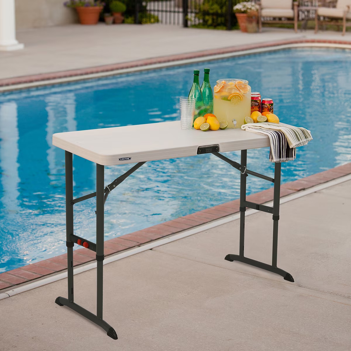 Mesa auxiliar plegable de cuatro pies con altura ajustable